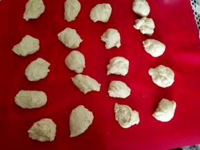 4.	排气，松驰15分钟，分成30克左右一个的面团，共20个，