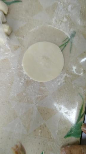 并且中间要厚那么一点，这样我们在抹馅的时候才不会穿底