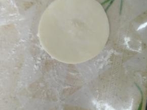 并且中间要厚那么一点，这样我们在抹馅的时候才不会穿底