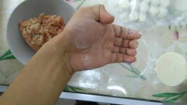 大家注意我的手了吗？我的几个手指都弯曲了起来。这是标准的抹馅手法。