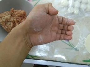 大家注意我的手了吗？我的几个手指都弯曲了起来。这是标准的抹馅手法。