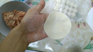 把皮子放在手指弯曲的地方，它自然就会下陷下去。