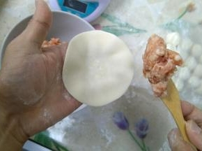用馅挑来抹馅