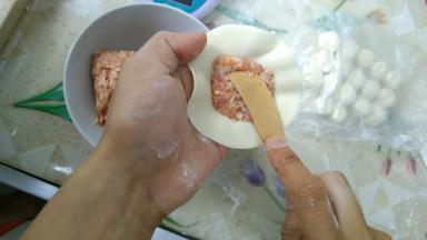 边抹边压，四周不要弄到肉或者油，不然会打滑。