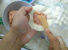 边抹边压，四周不要弄到肉或者油，不然会打滑。