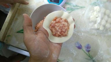 这就是抹了馅后的样子，肉是很听话的待在皮子的中间