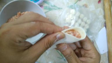 现在我们可以来造型了，先把饺子给捏起来