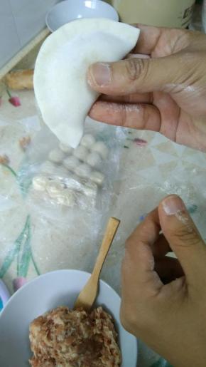 就是这么最简单的捏合起来。边上留的多一点，把肉像中间推推。