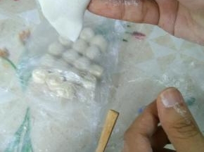 就是这么最简单的捏合起来。边上留的多一点，把肉像中间推推。