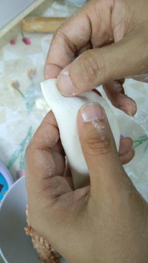 大拇指向上用力搓出去，食指顶着不动