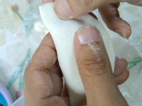 大拇指向上用力搓出去，食指顶着不动