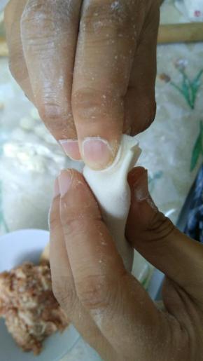 这个时候，我们的食指需要像上搓动了，总的来说，就是像走路一样，一个手指上，另一个手指在上