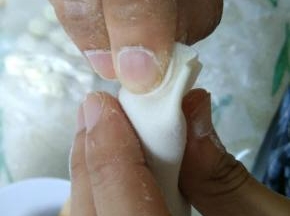 这个时候，我们的食指需要像上搓动了，总的来说，就是像走路一样，一个手指上，另一个手指在上
