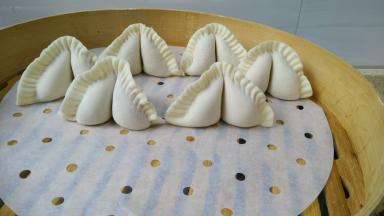 水烧开，放上去蒸6分钟就好了，开吃把