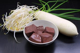 准备食材：鸭血、豆芽、白萝卜、香葱、辣椒、豆瓣酱等食材；