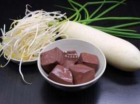准备食材：鸭血、豆芽、白萝卜、香葱、辣椒、豆瓣酱等食材；