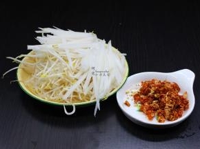 白萝卜去皮切丝，豆芽去根，洗净，辣椒切碎。