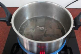 清水煮沸，把鸭血切块，放入锅中汆烫；