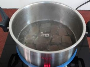 清水煮沸，把鸭血切块，放入锅中汆烫；
