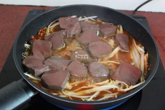 再把汆烫好的鸭血加入；