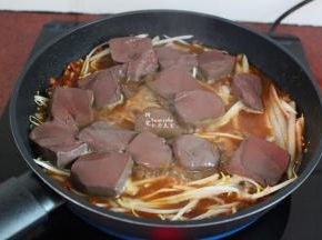 再把汆烫好的鸭血加入；