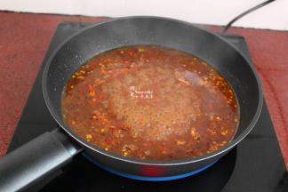 热锅，倒油，当然豆瓣酱、辣椒煸炒香味，加入水煮沸；