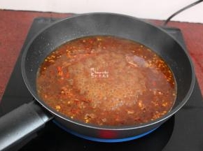 热锅，倒油，当然豆瓣酱、辣椒煸炒香味，加入水煮沸；