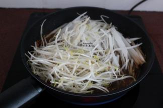 放入豆芽、萝卜丝；