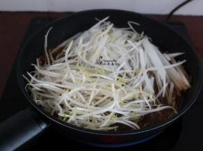 放入豆芽、萝卜丝；