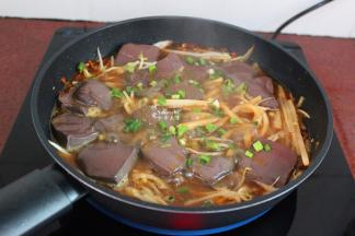 放盐、撒上葱花即可