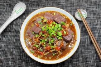 这道菜很亲民，明星都抢着吃，香辣毛血旺