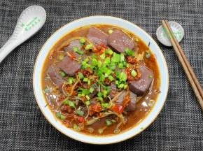 这道菜很亲民，明星都抢着吃，香辣毛血旺