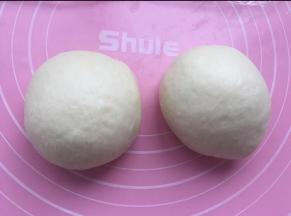 排气后分成均匀2个面团，松弛15分钟