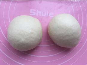 排气后分成均匀2个面团，松弛15分钟