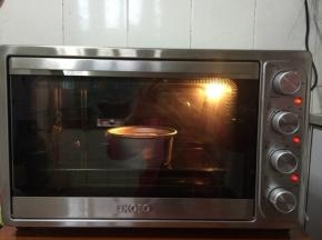 放入提前预热好的烤箱上火120度，下火100度，四层烤箱就放在倒数第二层，三层烤箱就放在最下面一层，60分钟即可！（我是新手，我觉得这个低温烘烤的方法很适合我，容易掌握烤箱里面的情况，不会把蛋糕烤糊！）烤箱时间和温度仅供参考！要根据自己家的烤箱脾气适当的调整！

