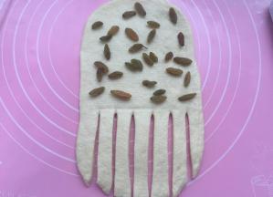 2/5处用刮刀分割宽2厘米的条，上部撒葡萄干