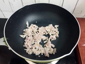 翻炒至变色变白