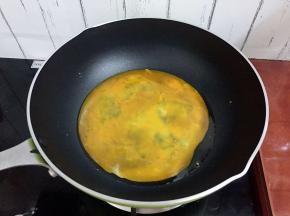 倒入鸡蛋液
