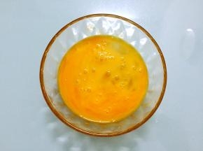 鸡蛋打散备用
