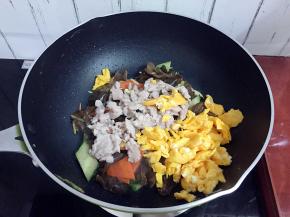 加入猪肉、鸡蛋