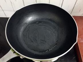 锅中倒入适量的食用油烧热