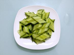 黄瓜洗净切成菱形片