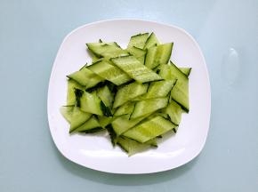 黄瓜洗净切成菱形片