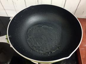 原锅倒入适量的食用油烧热