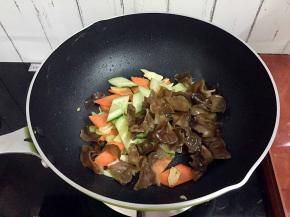 加入黄瓜、木耳