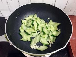 放入黄瓜翻炒至变软