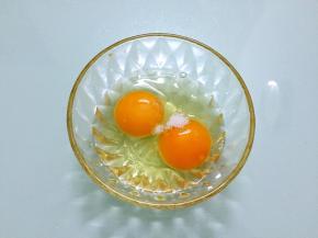 鸡蛋加入少许盐