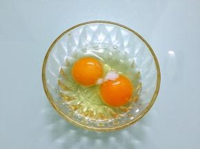 鸡蛋加入少许盐