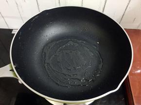 原锅倒入适量的食用油烧热