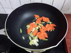 放入胡萝卜翻炒半分钟